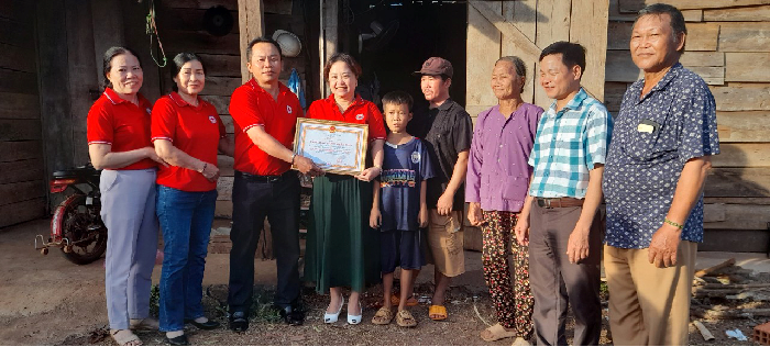 Hội Chữ thập đỏ huyện Ea H'Leo tặng quà cho cháu Lý Công Dân 