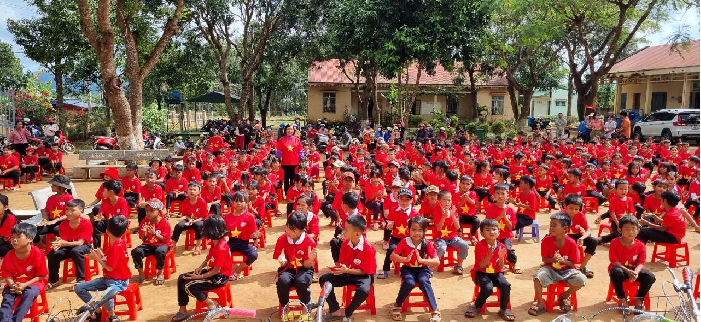 Hội chữ thập đỏ xã Ea Sol tặng quà cho học sinh và hộ nghèo
