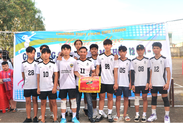 Trường THPT Phan Chu Trinh tổ chức Giải bóng chuyền nam cho học sinh khối 10-11-12