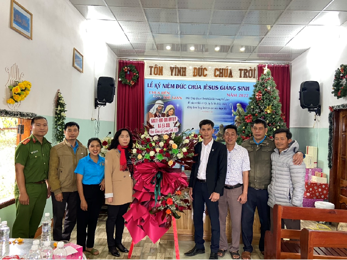 Xã Ea Sol thăm chúc mừng các cơ sở tôn giáo nhân dịp Lễ Giáng sinh 2022