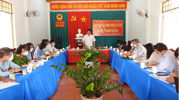 Đoàn công tác của UBND huyện làm việc tại xã Ea Sol
