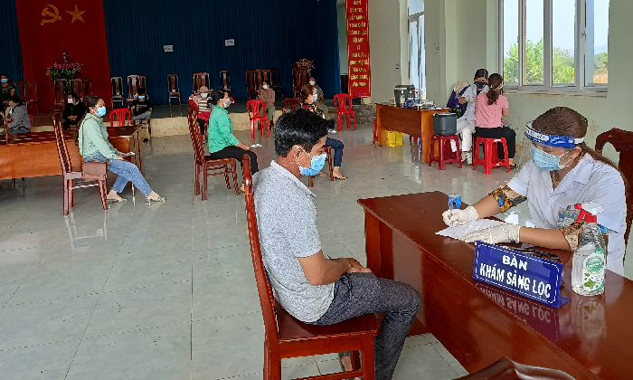 Xã Ea Khăl tiếp tục triển khai tiêm vắc xin ( mũi 3) cho người dân