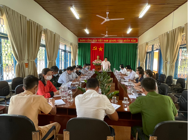 Đoàn công tác của UBND huyện làm việc với xã Diê Yang