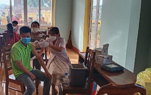 Xã Ea Hiao tiếp tục triển khai tiêm vắc xin phòng Covid-19 mũi 4 cho người dân