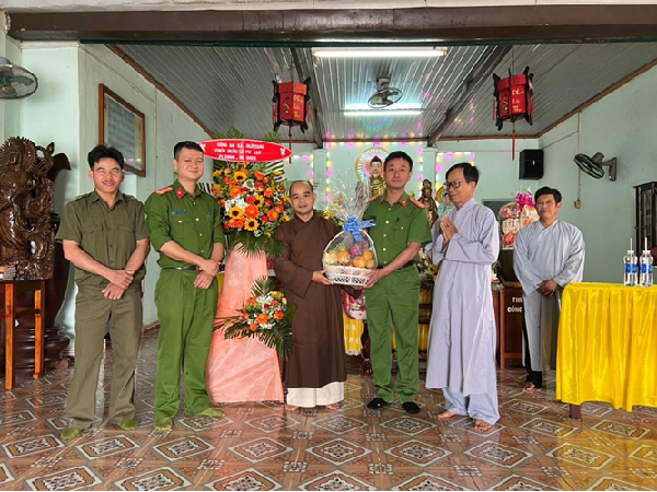 Công an xã Dliê Yang thăm, tặng quà cơ sở Phật giáo nhân dịp lễ Vu lan năm 2022