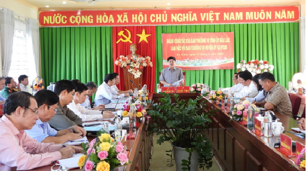 Phó bí thư thường trực Tỉnh ủy Đăk Lăk Phạm Minh Tấn làm việc tại huyện Ea H’Leo