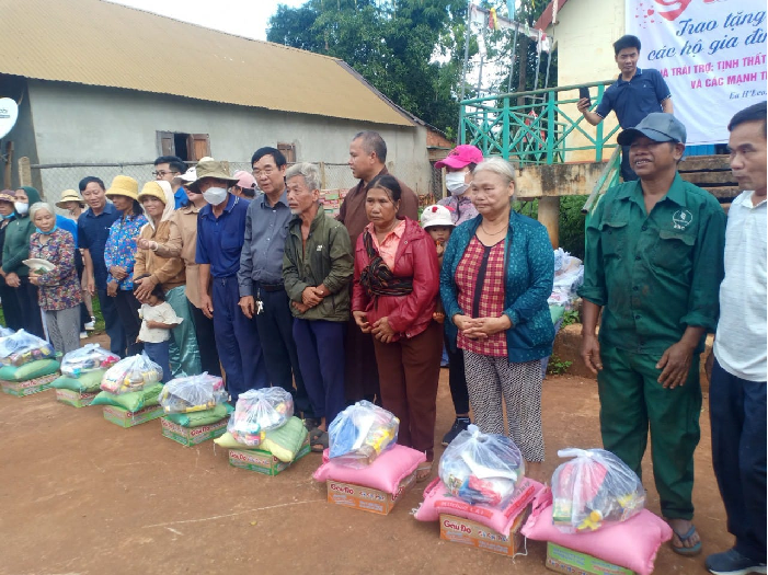 Huyện đoàn Ea H’Leo tặng quà cho các gia đình khó khăn