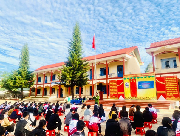 Công an huyện Ea H'Leo đẩy mạnh tuyên truyền, phổ biến pháp luật cho cán bộ, giáo viên và học sinh tại các trường học trên địa bàn huyện