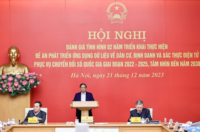 Thủ tướng: Đề án 06 là một trong những 'điểm sáng' của chuyển đổi số trong 2 năm qua (Chinhphu.vn) - Chiều 21/12, Thủ tướng Phạm Minh Chính, Chủ tịch Ủy ban Quốc gia về chuyển đổi số, chủ trì Hội nghị trực tuyến toàn quốc đánh giá tình hình 2 năm triển khai thực hiện Đề án 06 về "Phát triển ứng dụng dữ liệu về dân cư, định danh và xác thực điện tử phục vụ chuyển đổi số quốc gia giai đoạn 2022-2025, tầm nhìn đến năm 2030".