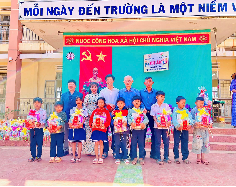 Chương trình Tiếp bước đến trường thắp sáng ước mơ thiếu nhi