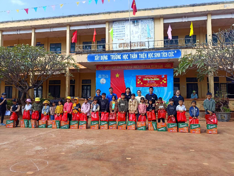 Tặng quà cho các em học sinh Nhân dịp Tết Nguyên đán 2024 tại xã Ea H’Leo