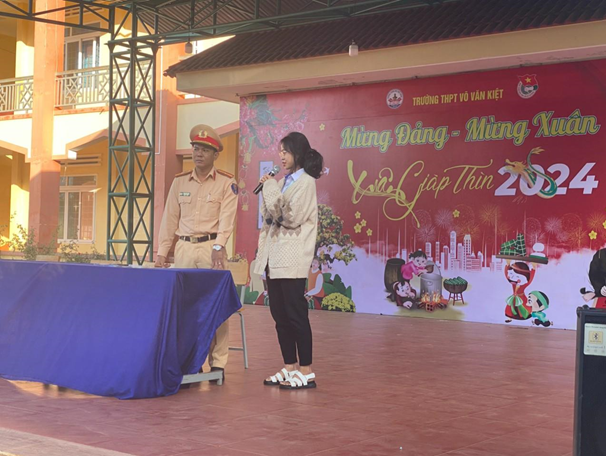 Công an huyện Ea H'Leo đẩy mạnh tuyên truyền, phổ biến pháp luật về trật tự an toàn giao thông cho học sinh, giáo viên trên địa bàn huyện