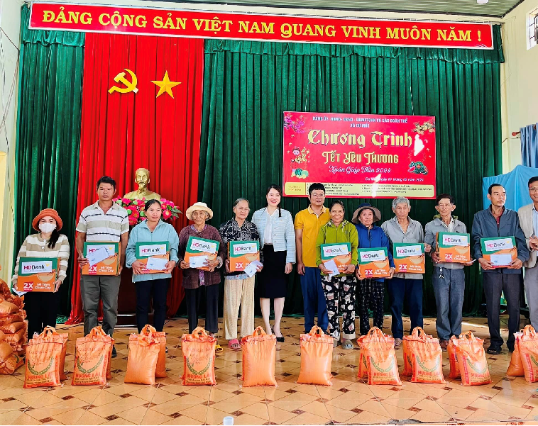 Ngân hàng HD Bank huyện Ea H'Leo tặng quà nhân dịp Tết Nguyên đán Giáp Thìn 2024