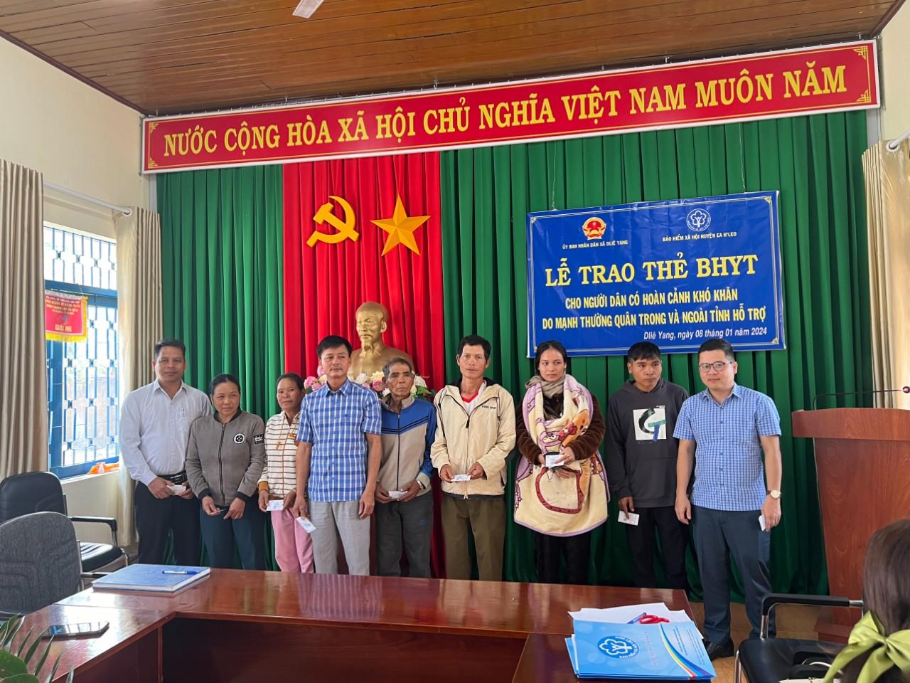 Bảo hiểm Xã hội huyện Ea H’Leo tặng thẻ Bảo hiểm Y tế cho hộ đồng bào dân tộc thiểu số khó khăn 