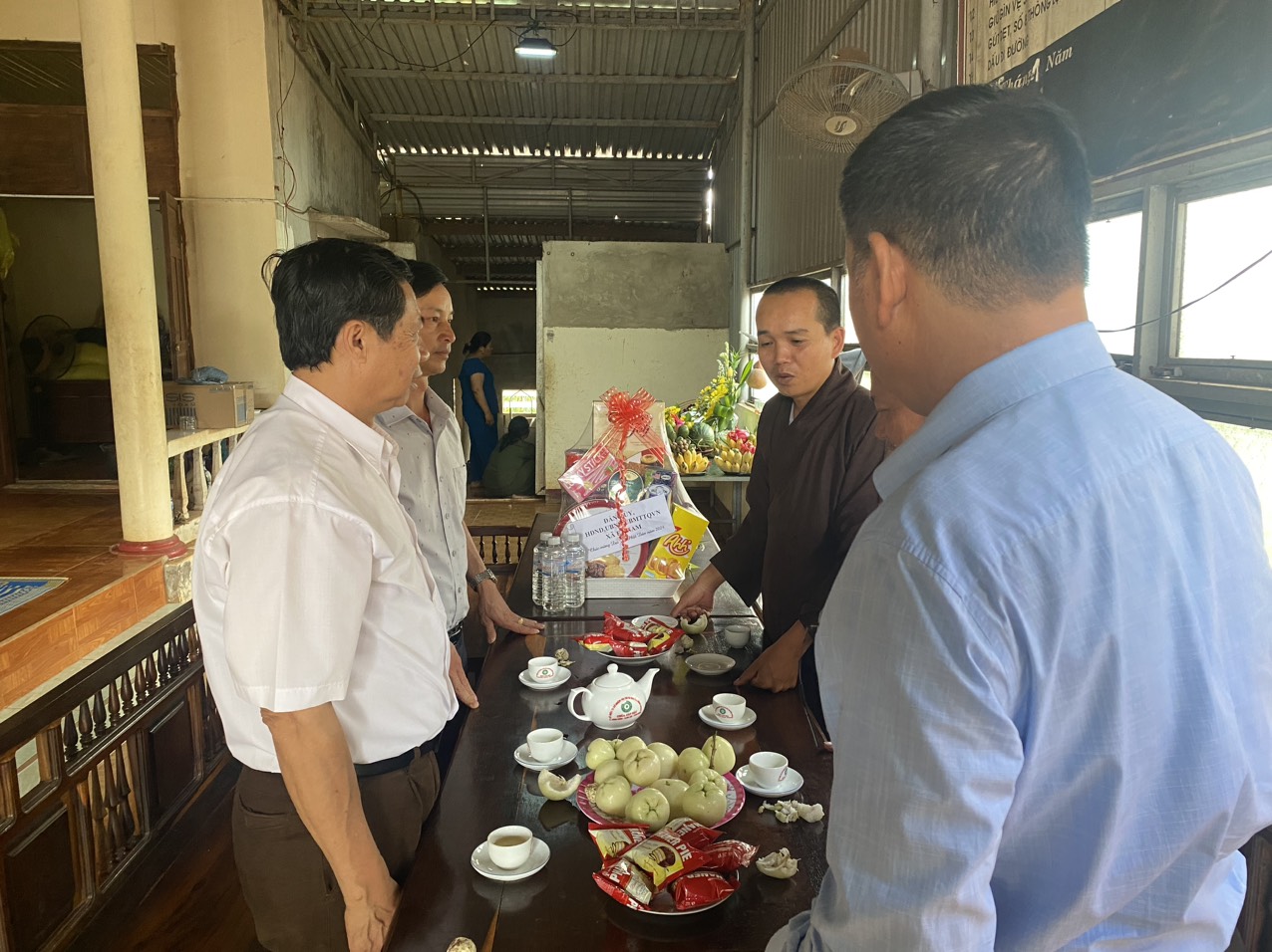 Lãnh đạo UBND xã Ea Nam chúc mừng Đại lễ Phật đản năm 2024