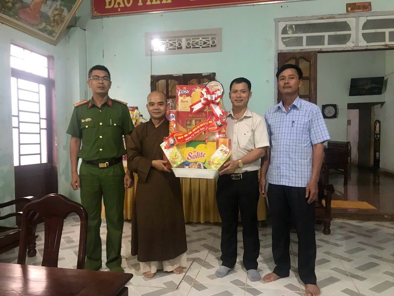 Lãnh đạo xã DLiê Yang thăm, chúc mừng Đại lễ Phật đản 2024
