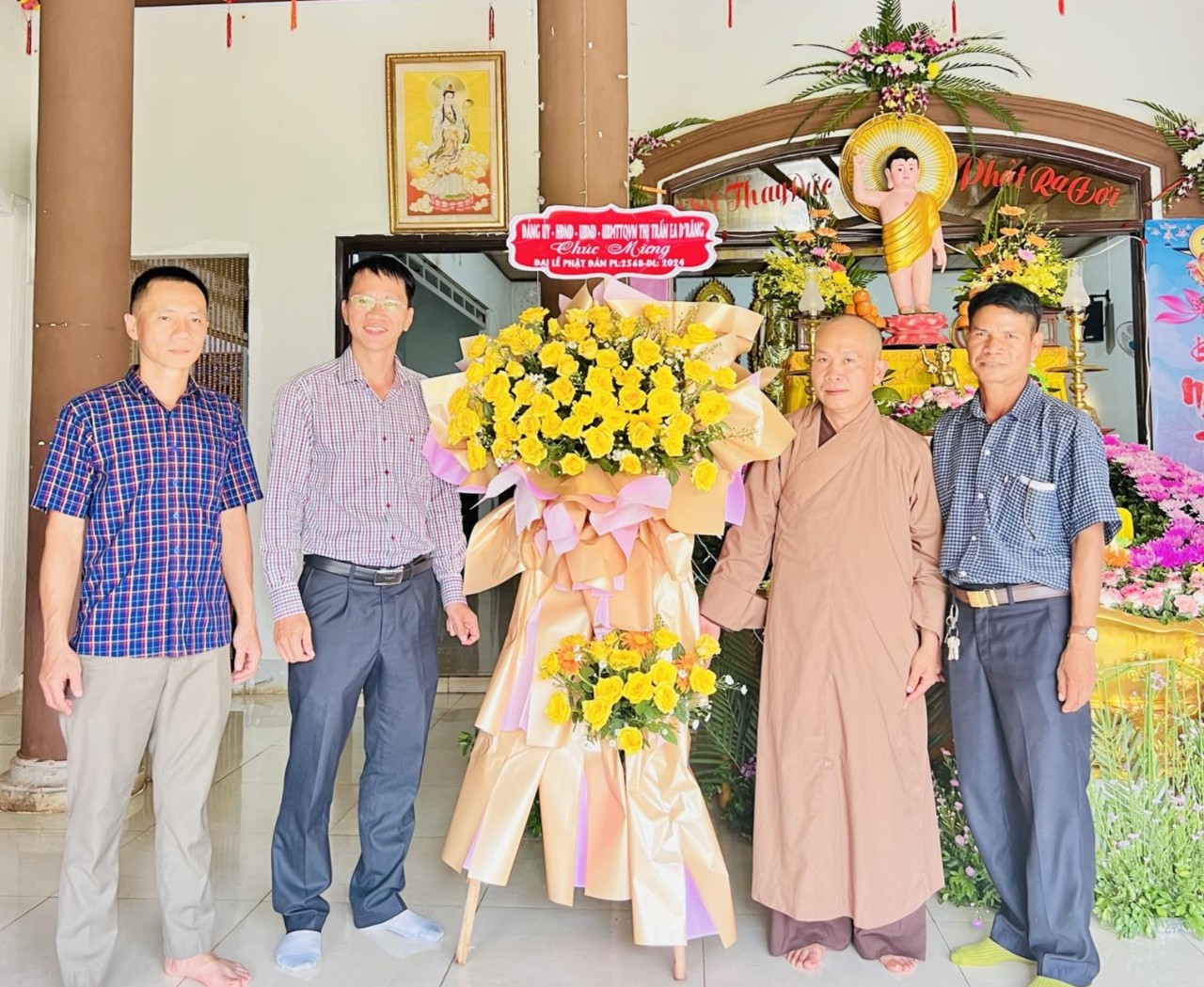 Lãnh đạo thị trấn Ea Drăng chúc mừng Đại lễ Phật đản
