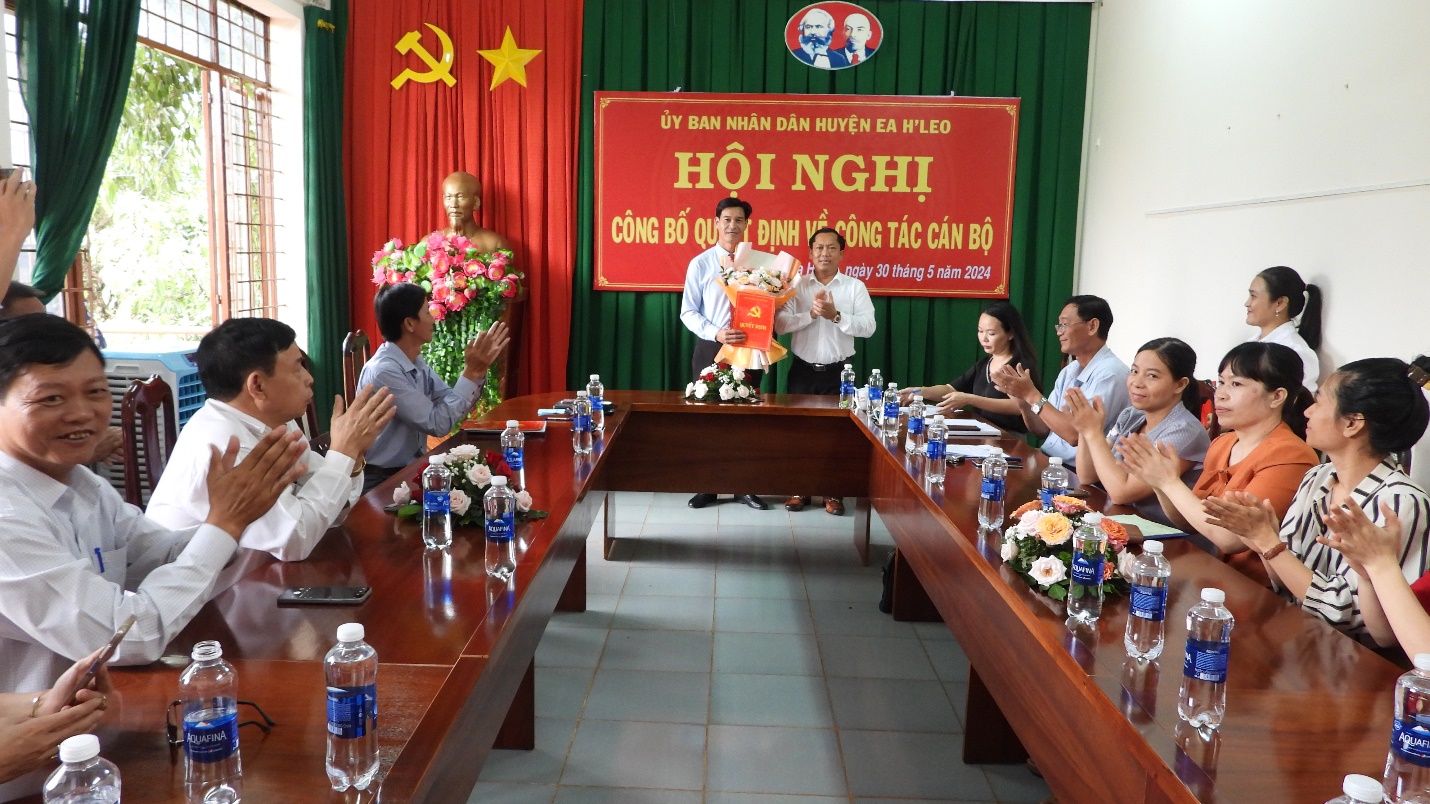 Công bố quyết định về công tác cán bộ tại Trung tâm Giáo dục nghề nghiệp, giáo dục thường xuyên huyện