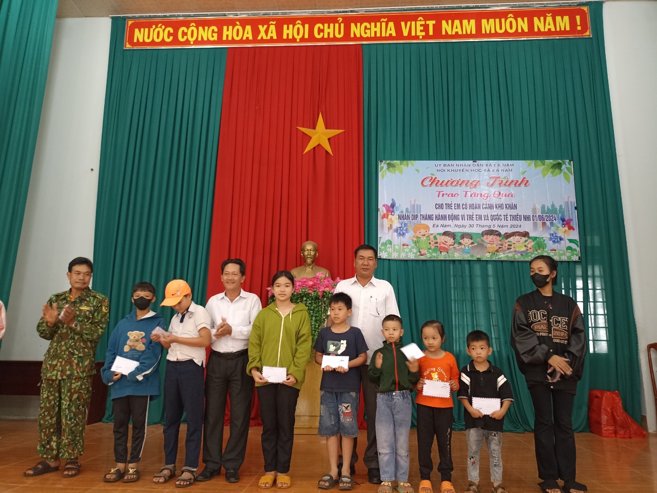 Xã Ea Nam trao tặng quà cho trẻ em có hoàn cảnh khó khăn nhân dịp tháng hành động vì trẻ em