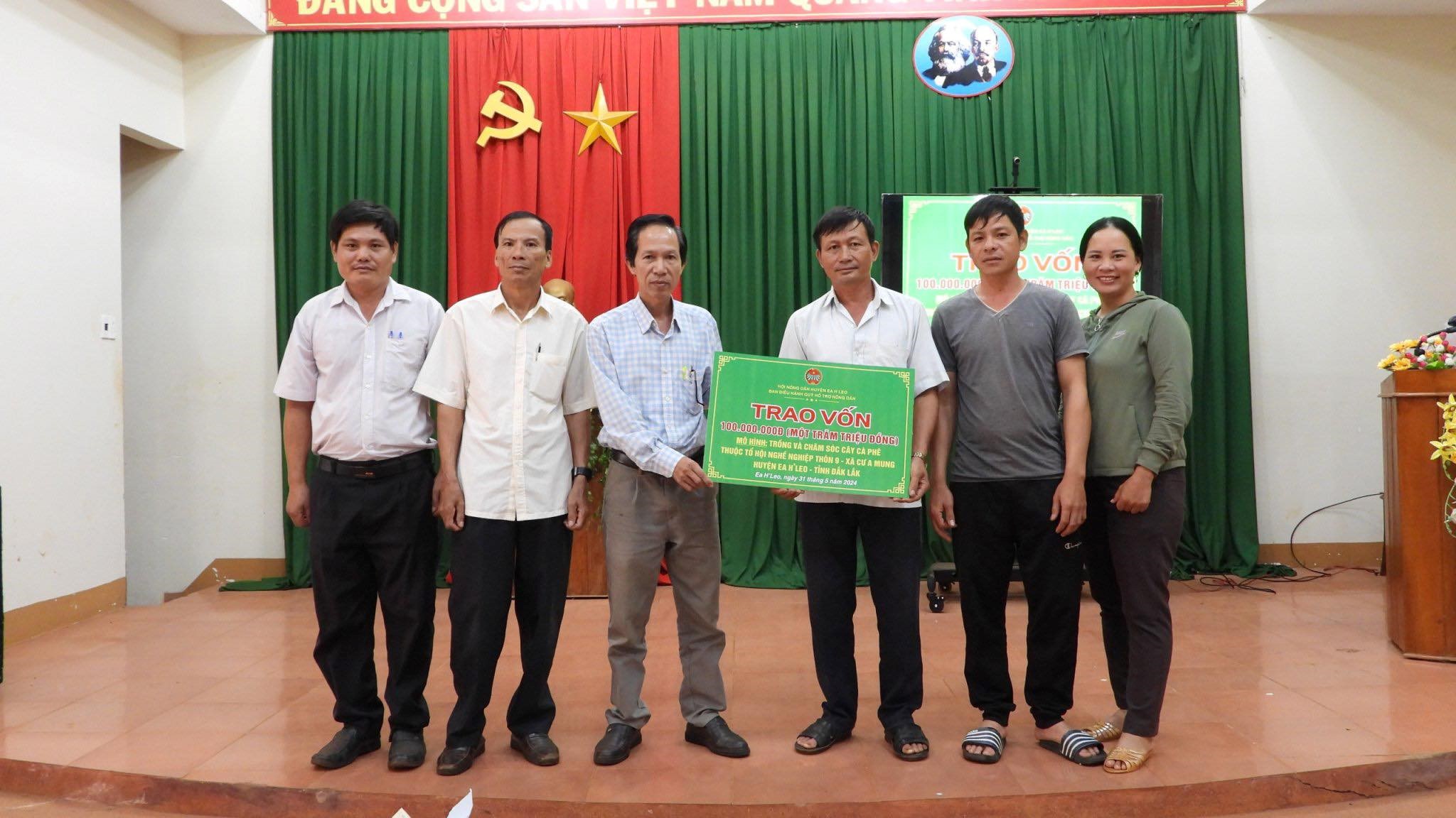 Hội Nông dân huyện trao vốn cho hội viên để phát triển sản xuất tại xã Ea Tir và xã Cư AMung