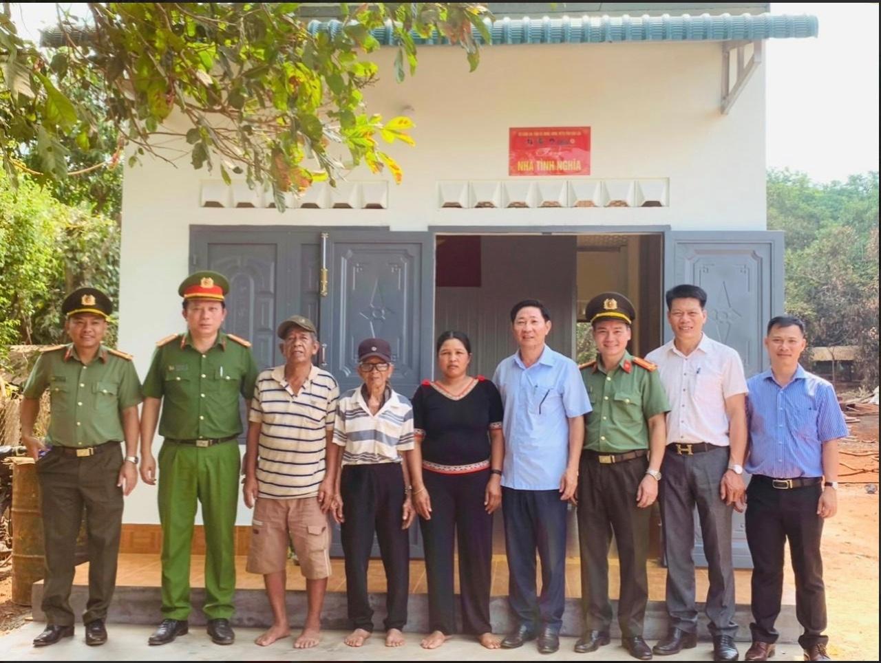 Bàn giao nhà cho hộ nghèo, khó khăn về nhà ở, gia đình chính sách, đồng bào dân tộc thiểu số trên địa bàn xã Dliê Yang