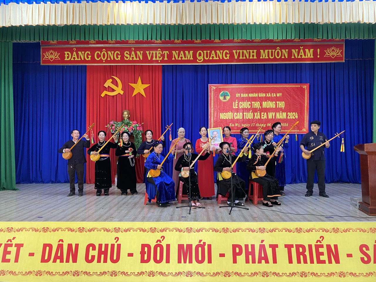Xã Ea Wy tổ chức lễ chúc thọ, mừng thọ cho người cao tuổi trên địa bàn