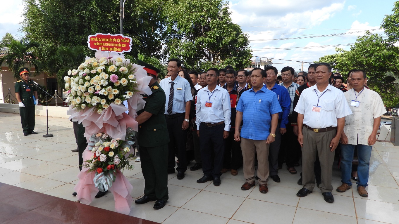Các đại biểu tham dự Đại hội các dân tộc thiểu số huyện Ea H’Leo lần thứ IV, viếng nghĩa trang liệt sỹ huyện