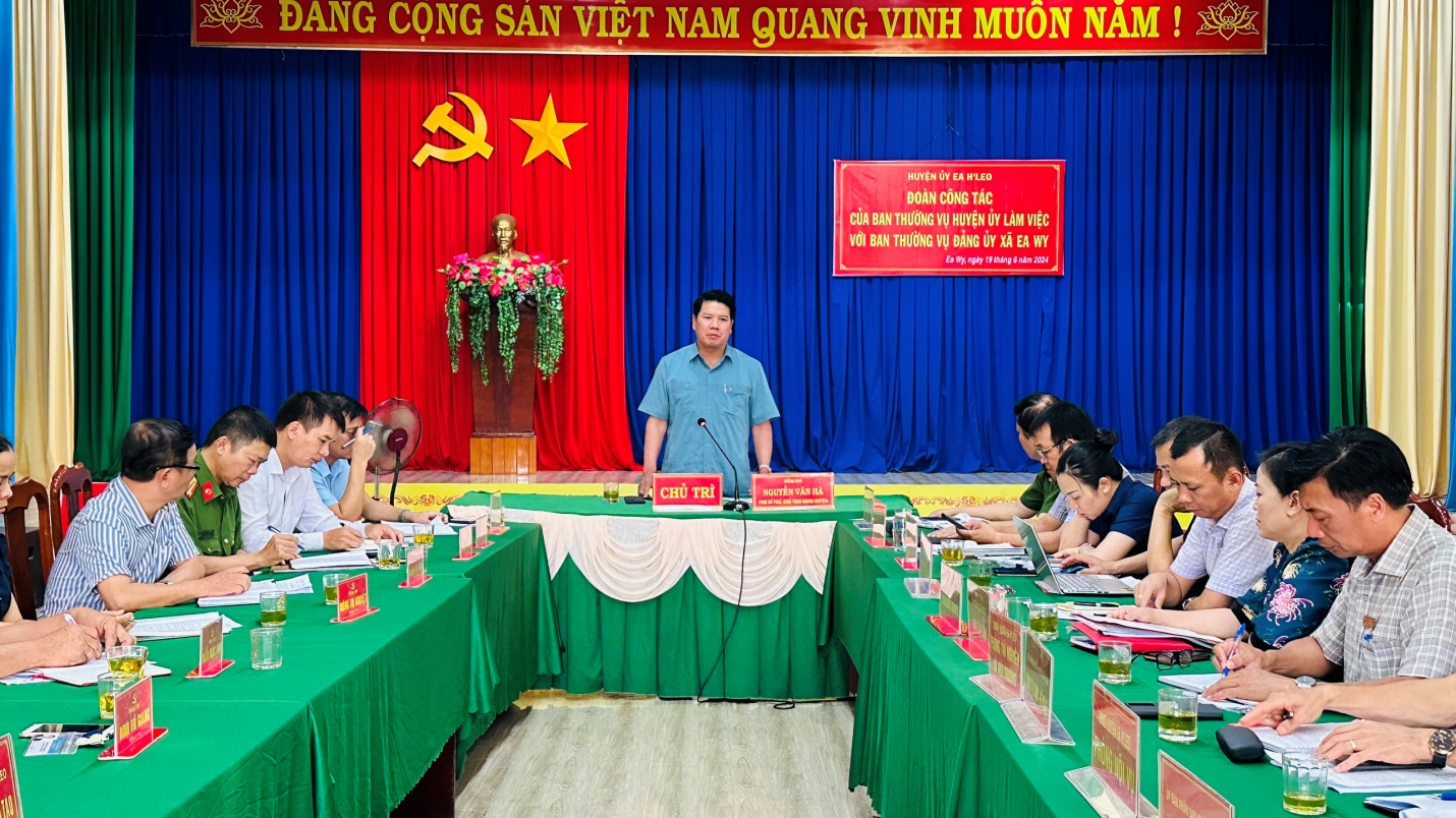 Đoàn Công tác của Ban Thường vụ Huyện uỷ làm việc với Ban Thường vụ Đảng uỷ xã Ea Wy