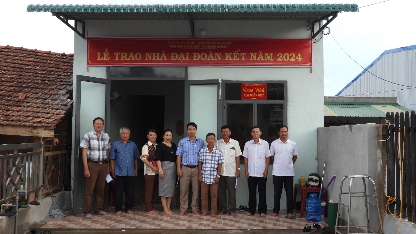 UBMTTQ Việt Nam huyện bàn giao nhà đại đoàn kết cho hộ nghèo ở xã Ea Khăl