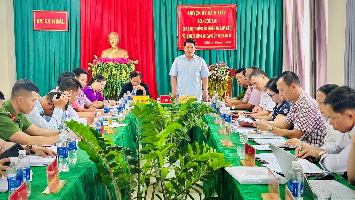 Đoàn công tác của Ban Thường vụ Huyện uỷ làm việc với Ban Thường vụ Đảng uỷ xã Ea Khăl