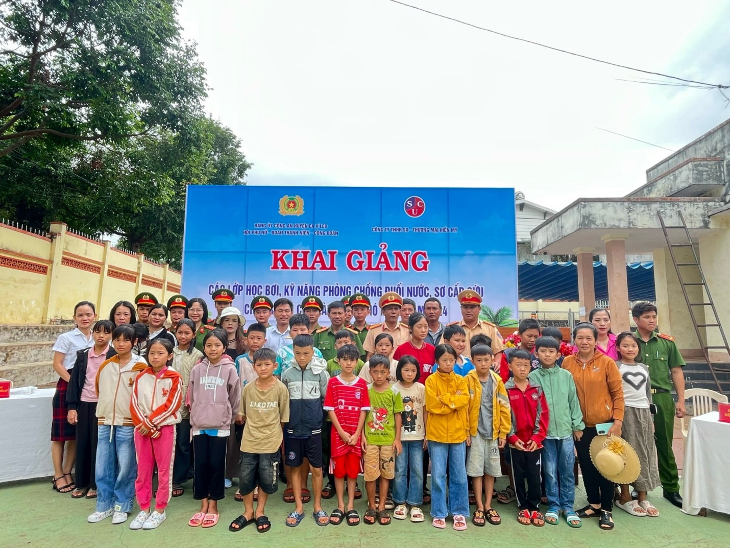 Công an huyện Ea H’Leo khai giảng các Lớp học bơi miễn phí cho trẻ em có hoàn cảnh khó khăn năm 2024