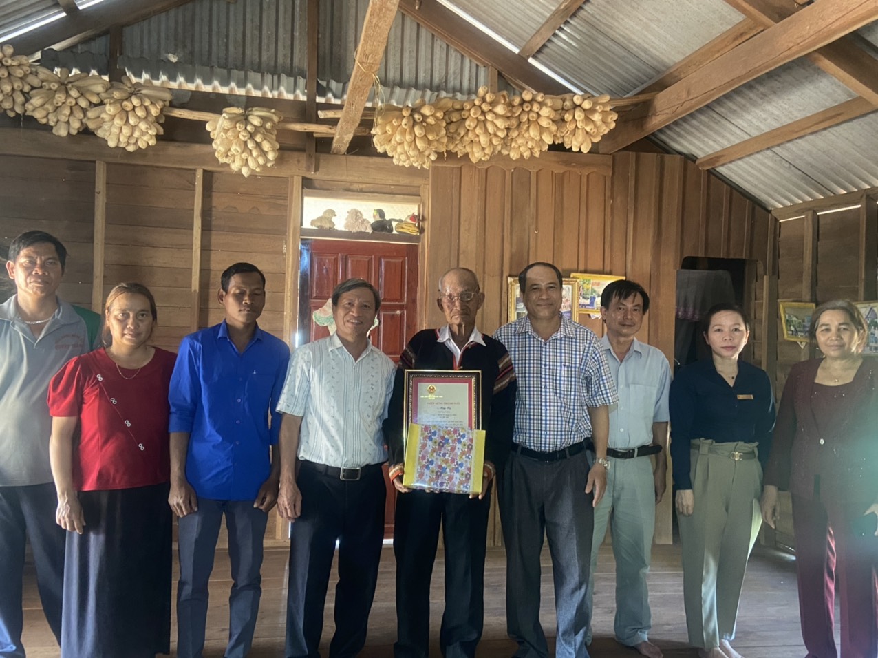 Lãnh đạo xã Ea Sol thăm hỏi, tặng quà, chúc thọ Người cao tuổi nhân dịp Kỷ niệm Ngày truyền thống Người cao tuổi Việt Nam 06/6