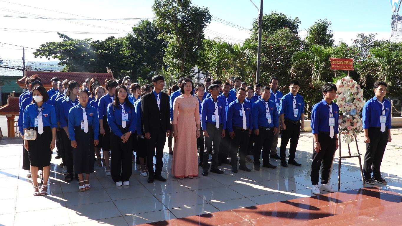Tuổi trẻ huyện Ea H’Leo viếng nghĩa trang liệt sĩ trước thềm Đại hội Hội Liên hiệp Thanh niên Việt Nam huyện