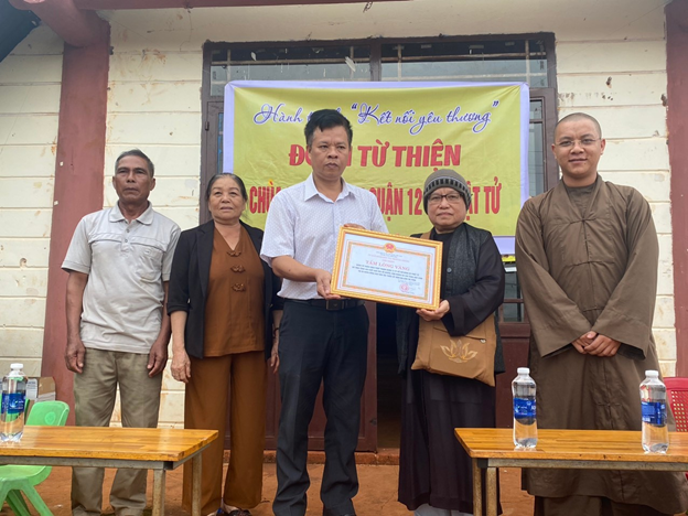 Tặng quà cho hộ nghèo và các em học sinh có hoàn cảnh khó khăn tại thị trấn Ea Drăng