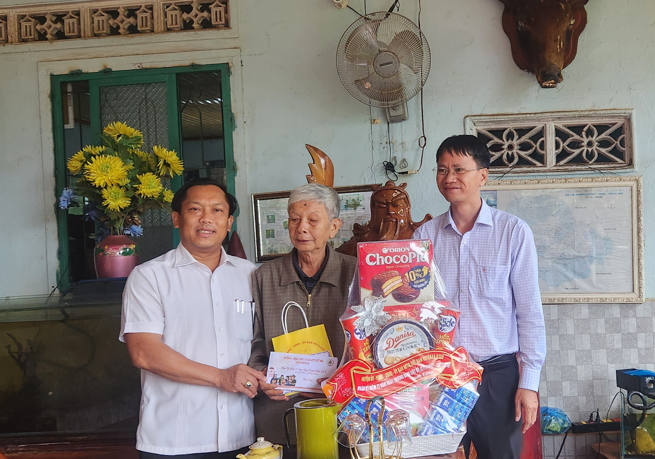 Đồng chí Bun Thó Lào - Bí thư Huyện ủy Ea H’Leo thăm, tặng quà gia đình chính sách nhân ngày Thương binh - Liệt sĩ