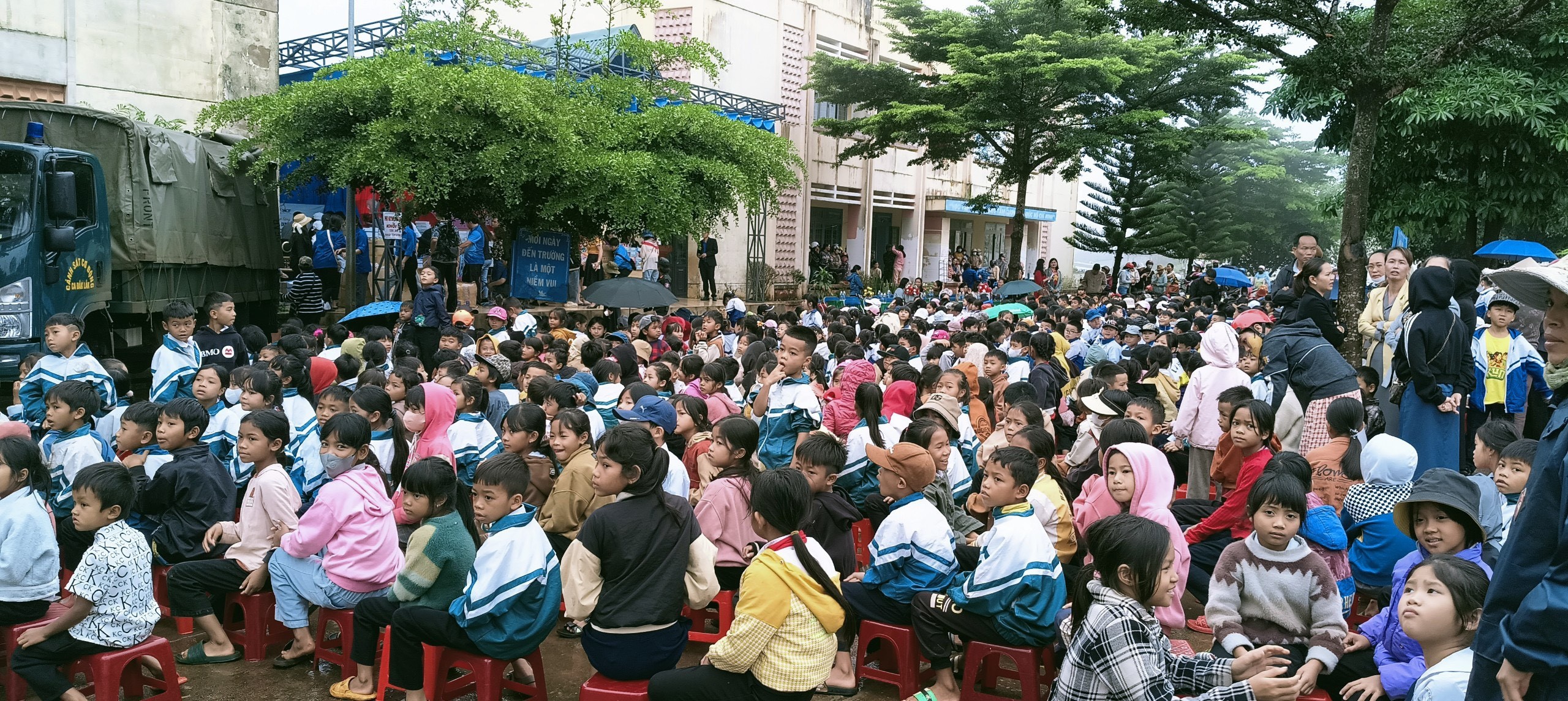 “Triệu phần quà – san sẻ yêu thương” cùng các em học sinh và người dân có hoàn cảnh khó khăn trên địa bàn xã Ea Nam, huyện Ea H’Leo