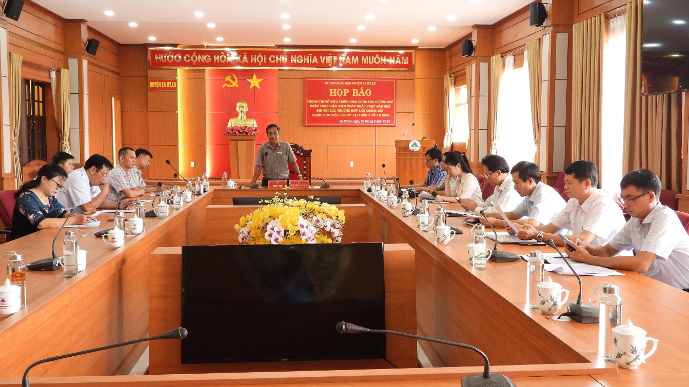 UBND huyện Ea H’Leo họp báo triển khai công tác cưỡng chế đất lấn chiếm tại khu vực chợ 72, thuộc thôn 2 xã Ea Nam