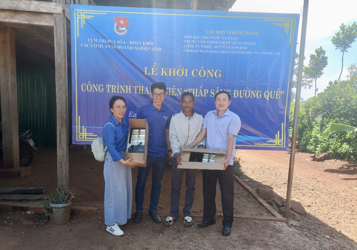 Kho bạc Nhà nước Ea H’Leo đồng hành thực hiện chương trình thắp sáng đường quê tại Buôn Kết nghĩa