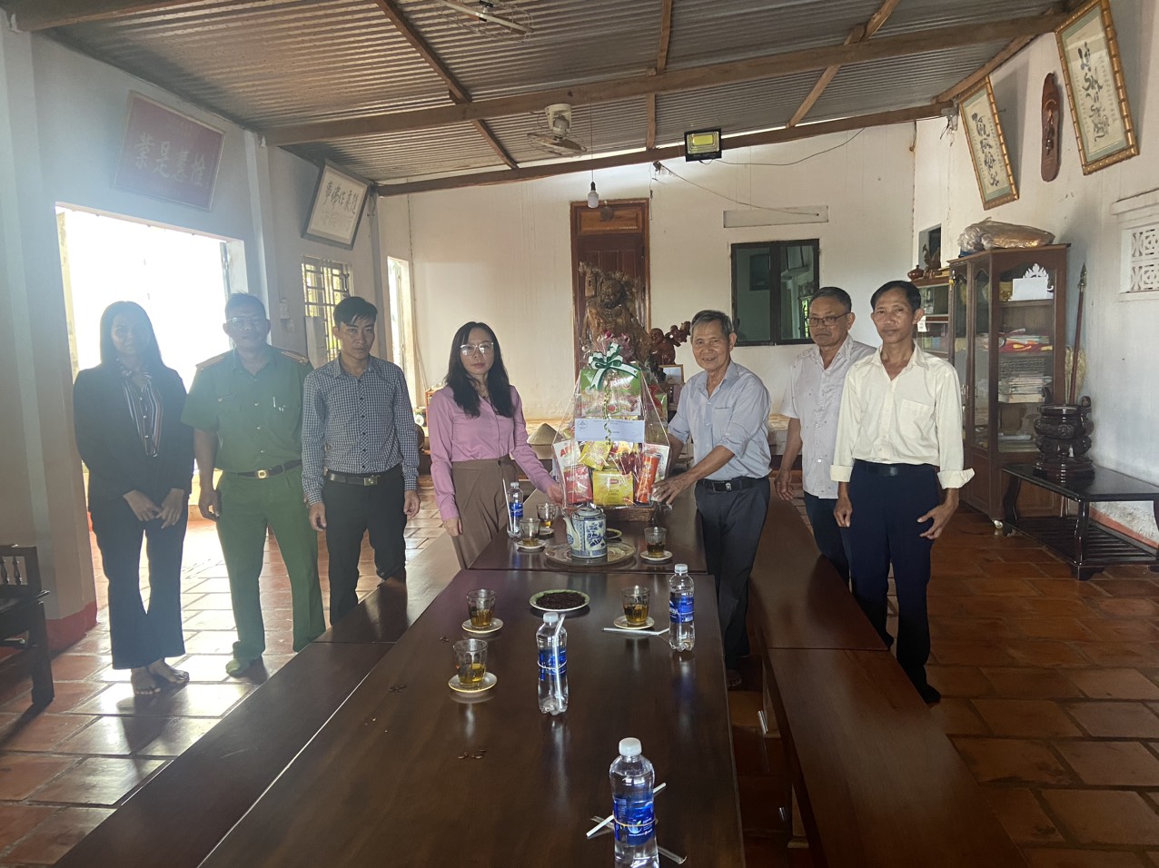 Lãnh đạo xã Ea Sol thăm, tặng quà các cơ sở phật giáo dịp lễ Vu lan năm 2024