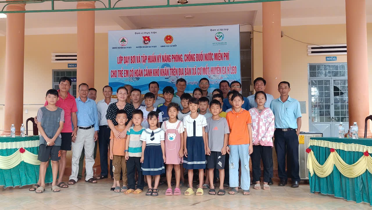 UBND xã Cư Mốt tổ chức Lớp dạy bơi và tập huấn kỹ năng phòng, chống đuối nước miễn phí cho trẻ em có hoàn cảnh khó khăn