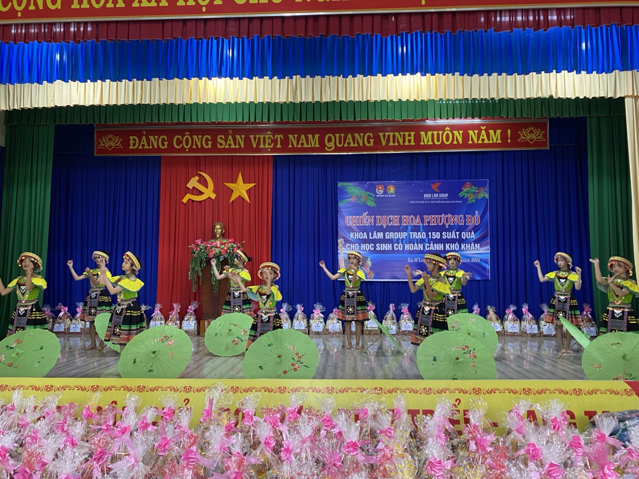 Huyện đoàn Ea H’Leo tổ chức chiến dịch Hoa phượng đỏ tặng quà cho học sinh có hoàn cảnh khó khăn trên địa bàn xã Ea Wy