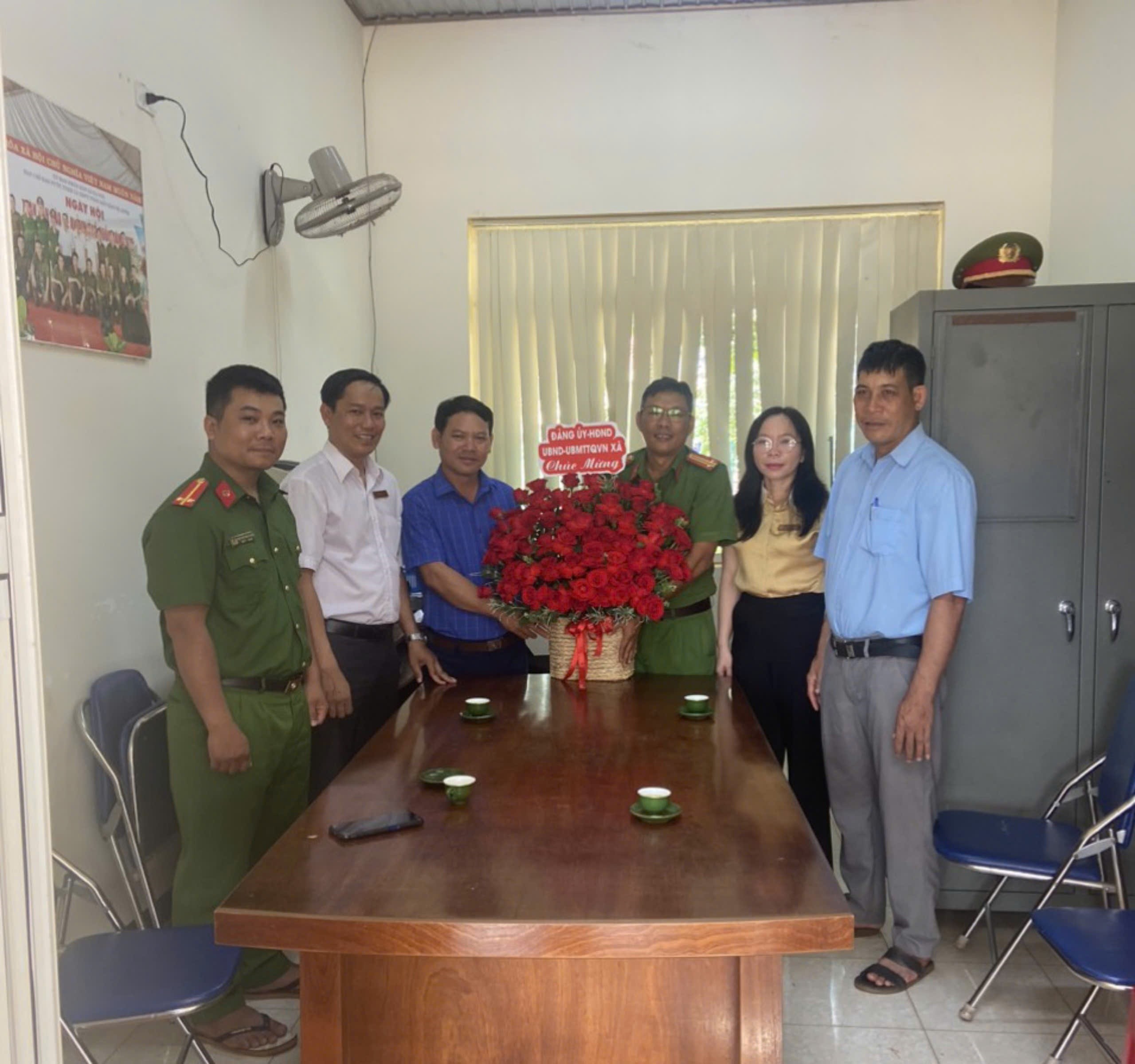 Lãnh đạo xã Ea Sol chúc mừng ngày truyền thống Lực lượng Công an Nhân dân