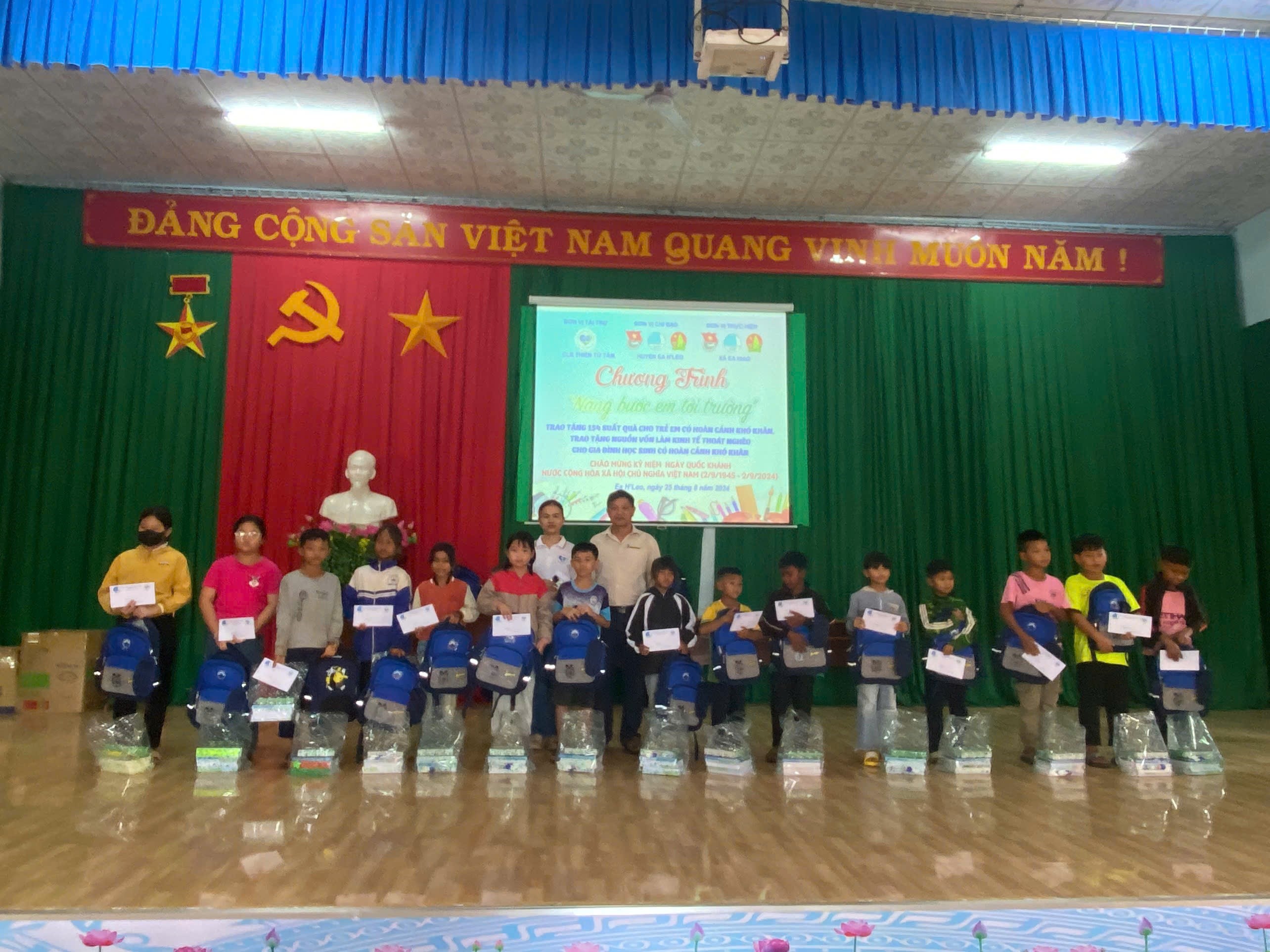 Chương trình nâng bước em tới trường tại xã Ea Hiao