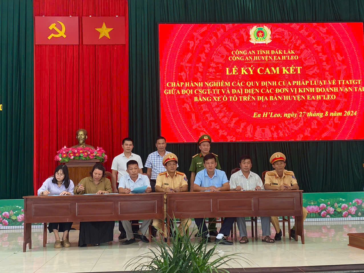 Hội nghị tuyên truyền và ký cam kết chấp hành các quy định pháp luật về trật tự an toàn giao thông