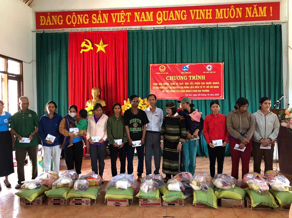 Tặng quà cho hộ nghèo, Hội viên phụ nữ có hoàn cảnh khó khăn