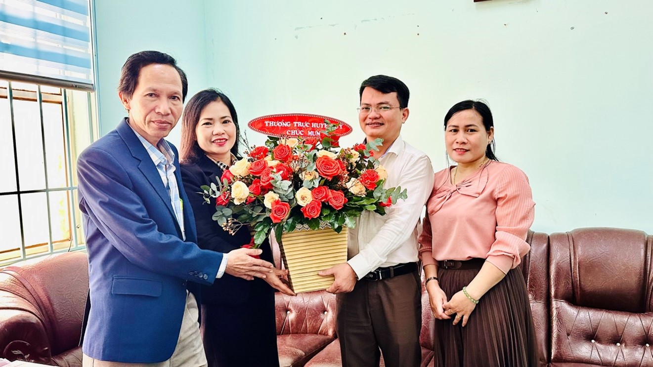 Thường trực Huyện ủy tặng hoa chúc mừng Hội Nông dân huyện nhân ngày truyền thống