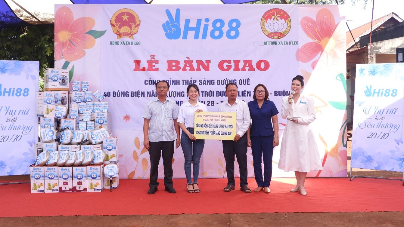 Bàn giao 40 bóng đèn năng lượng mặt trời cho xã Ea H’Leo