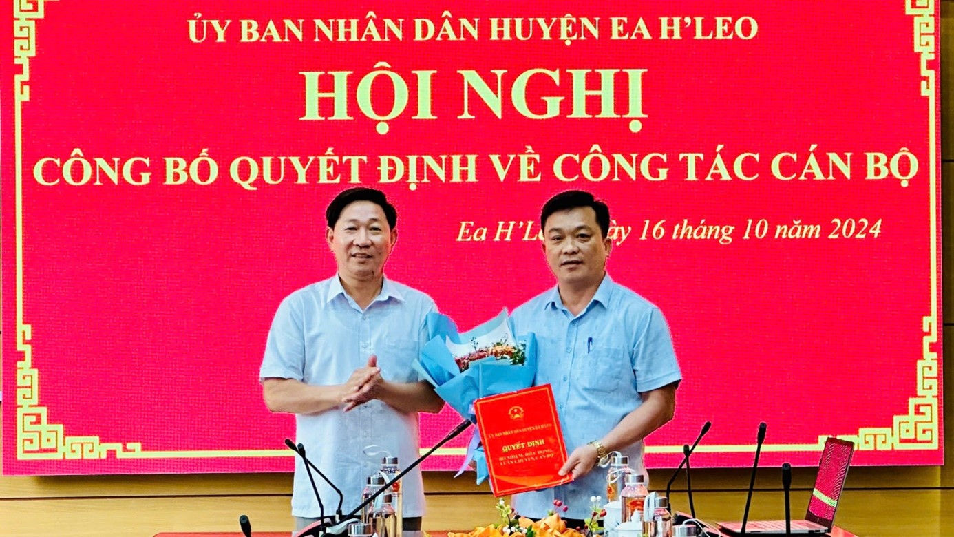 UBND huyện công bố Quyết định về công tác cán bộ