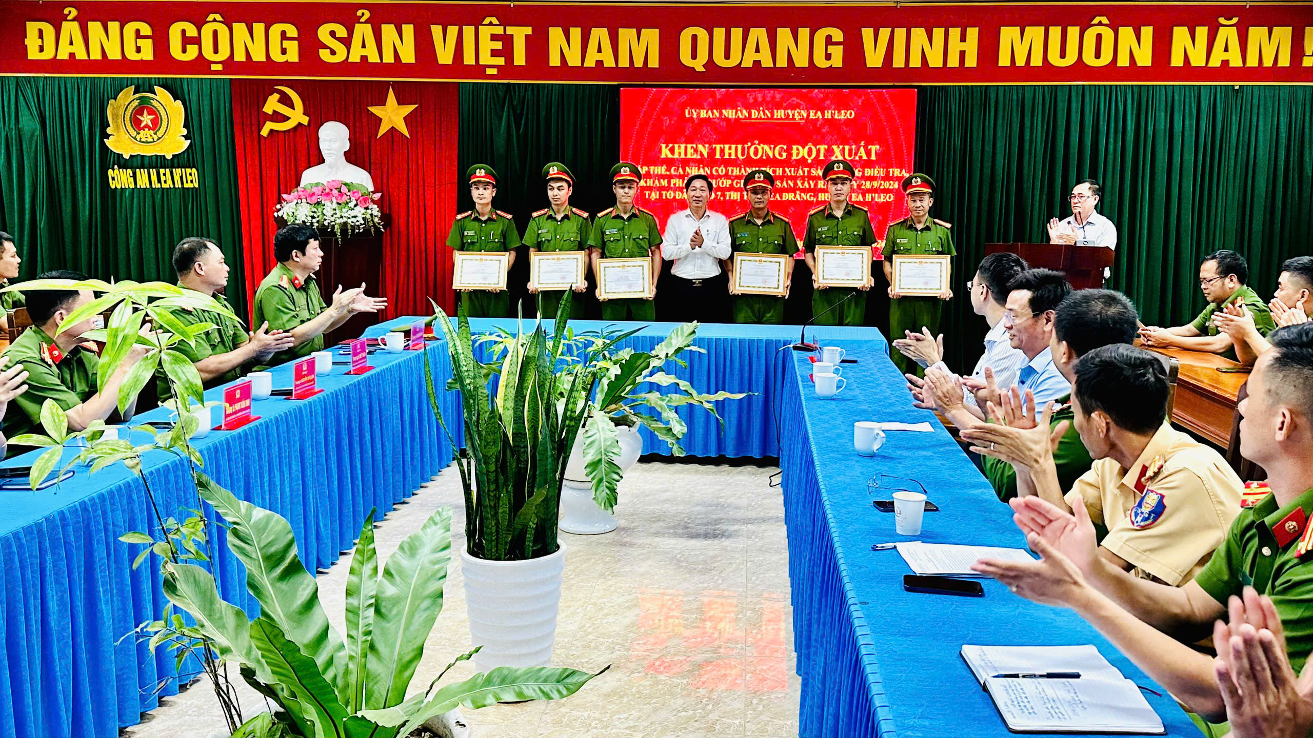 UBND huyện Ea H’Leo: Khen thưởng " đột xuất" trong điều tra, phá án
