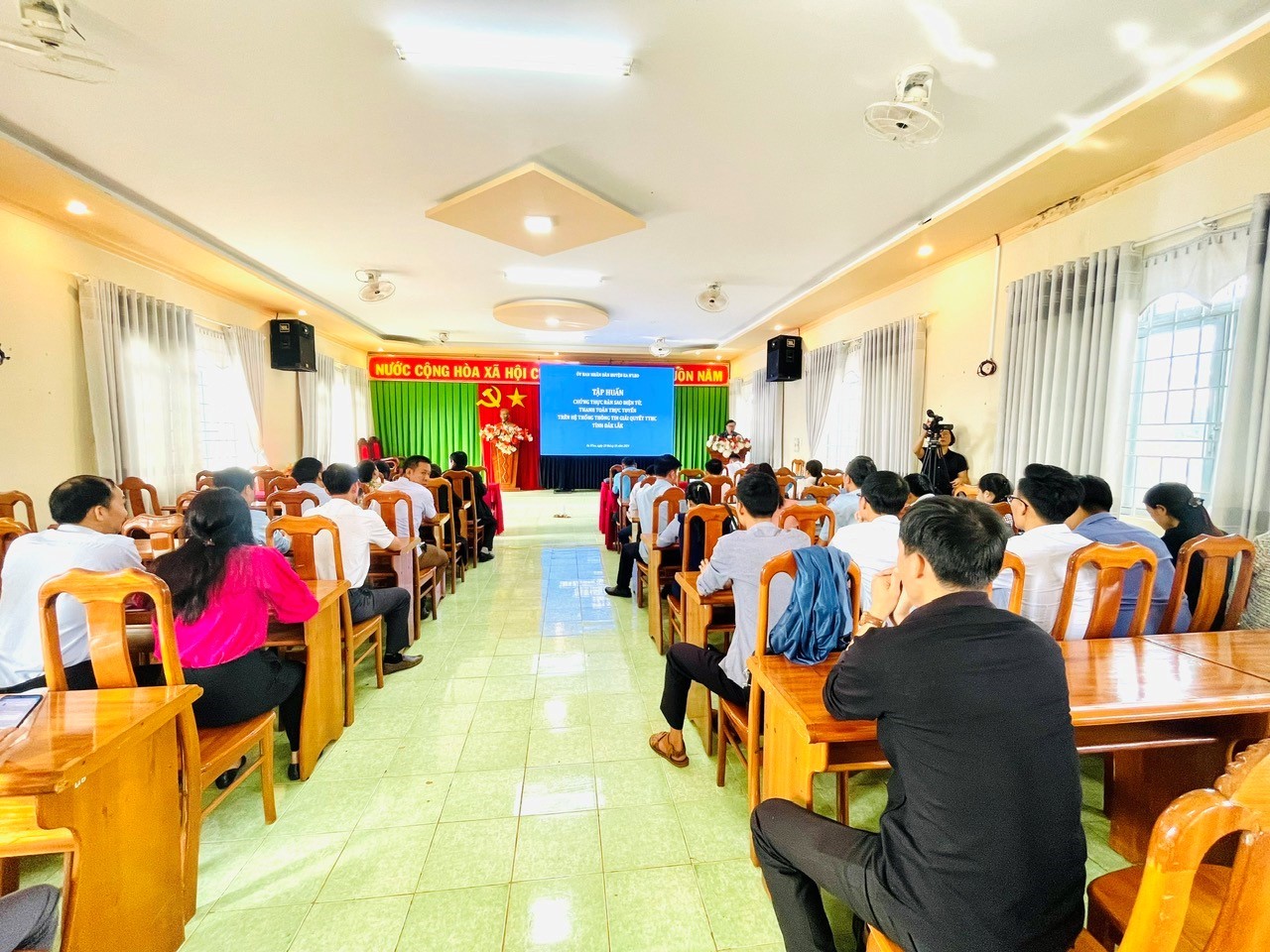 Huyện Ea H’Leo tổ chức Lớp tập huấn, bồi dưỡng nâng cao năng lực ứng dụng công nghệ thông tin, nâng cao nhận thức về chuyển đổi số cho cán bộ, công chức, viên chức huyện Ea H’Leo năm 2024